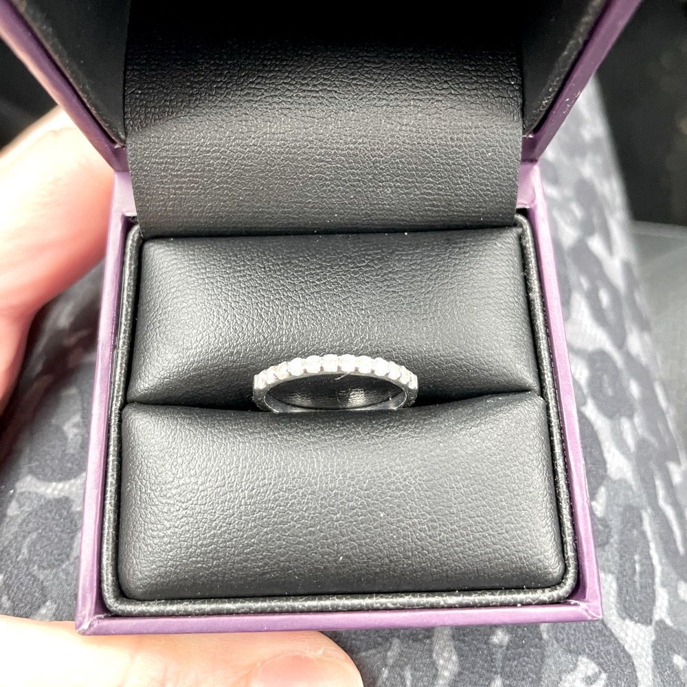 NEW NEVER WORN! Women’s Diamond Pave’ Wedding Band